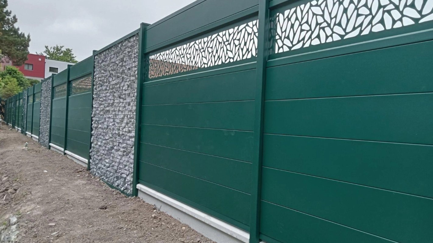 Clôture bi matériaux composée d'un panneau décoratif distinction avec tôle décor en alternance avec du gabion en vert mousse